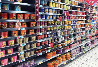 超市貨架何以屢屢告急？剖析四類易搶購食品背后的消費心理與市場邏輯